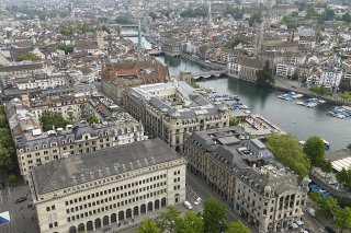 L'inflation a continué de ralentir en Suisse en juin, repassant dans la zone défendue par la Banque nationale suisse (BNS). Le ralentissement des prix a été soutenu par la décrue au niveau des produits pétroliers, alors que les tarifs de l'aliment...
